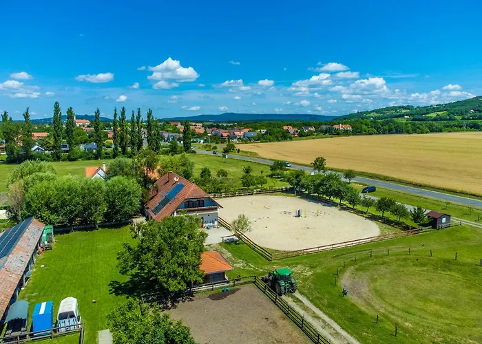 بيت ضيافة Gyulavezer Lovasbirodalma Vendeghaza